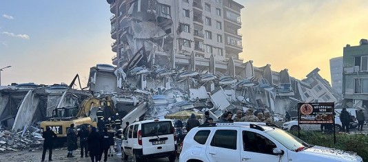 Foto: daños del terremoto en Haytay, Turquía, una región con mucha producción de ropa (Hilmi Hacaloğlu/VoA).