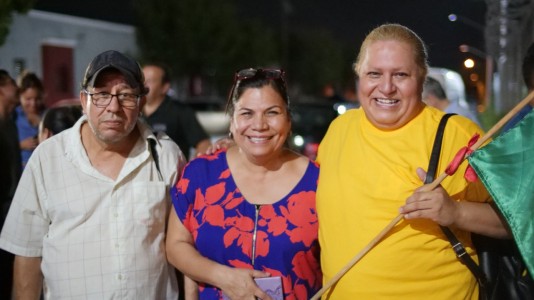 Foto: Julia Quiñonez y dos delegados del sindicato independiente celebran la victoria.