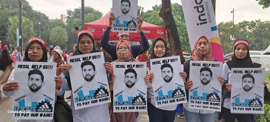 Foto: Trabajadoras en Indonesia piden a Messi que se oponga al robo de salarios de adidas (CCC). 