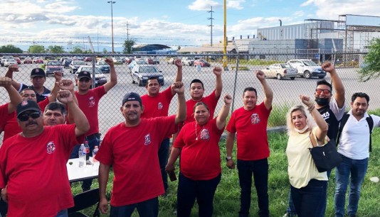 Foto: Trabajadoras(es) de Teksid Hierro celebran la victoria sindical (IndustriALL).