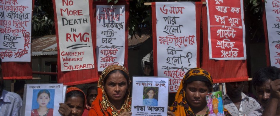 Foto: Los familiares de las trabajadoras(es) de Rana Plaza exigen justicia (octubre de 2013, Taslima Akhter).
